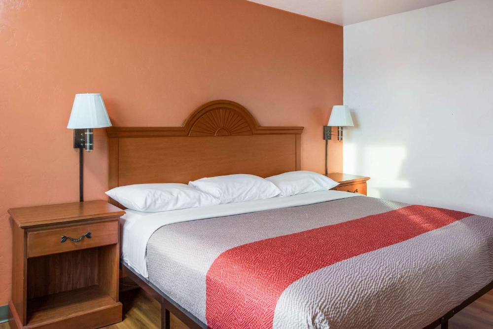 Deluxe King Room - Non-Smoking interior