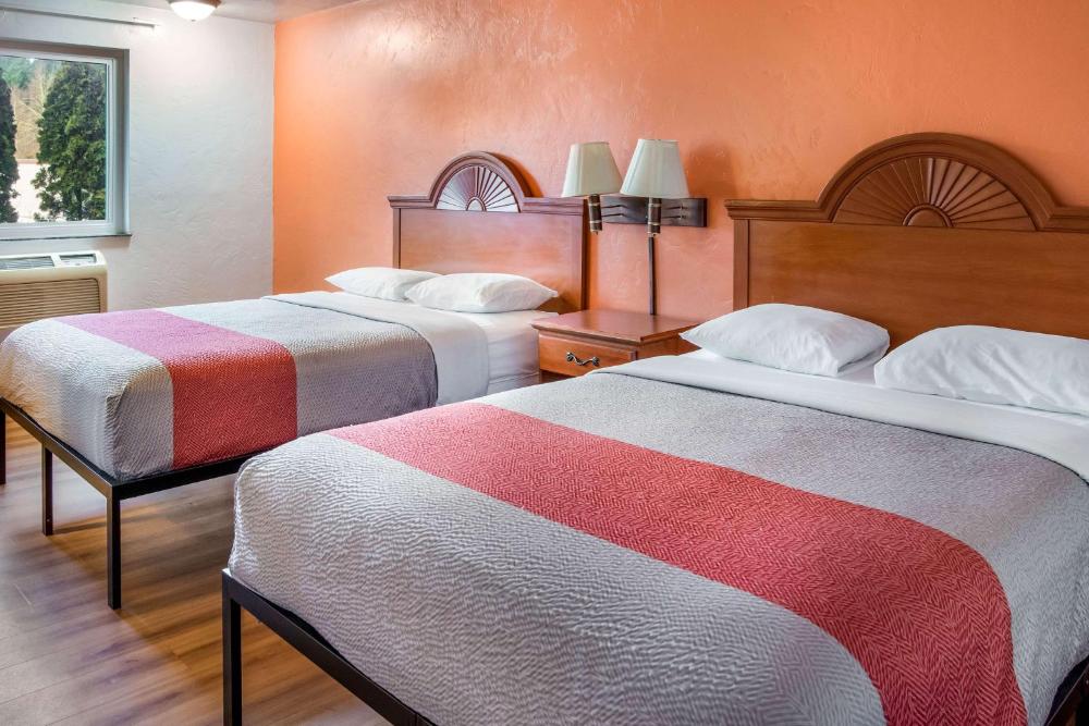Deluxe Queen Room with Two Queen Beds - Non-Smoking interior